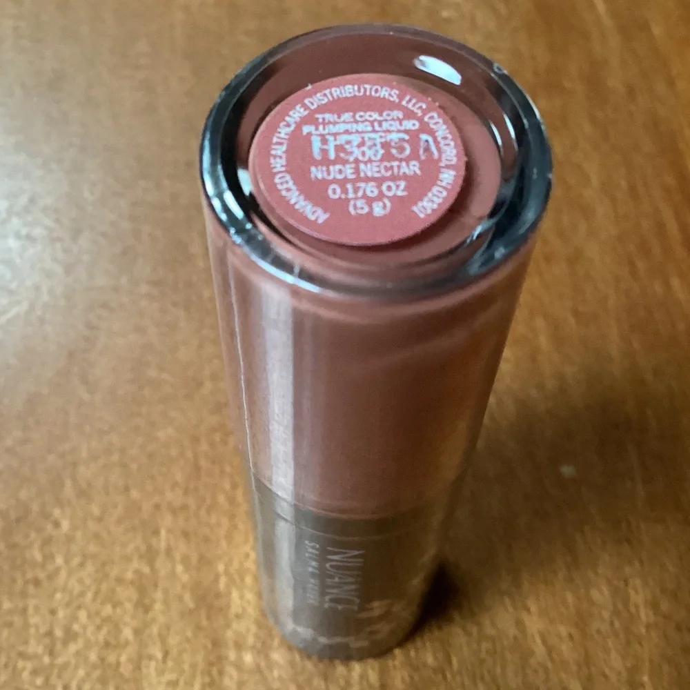 NUANCE SALMA HAYEK True Color PLUMPING LIQUID LIPSTICK #700 Nude Nectar